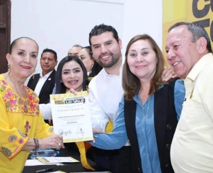 Formaliza Julieta Gallardo su registro como aspirante a la candidatura del Distrito de Puruándiro y recibe constancia