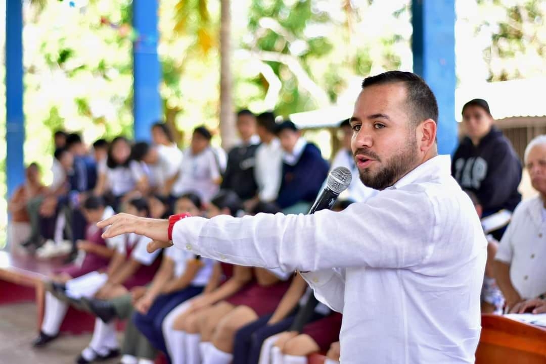 El candidato del PT, Morena y PVEM a diputado local por el Distrito 22, planteó darle continuidad al fortalecimiento de la educación en Michoacán.