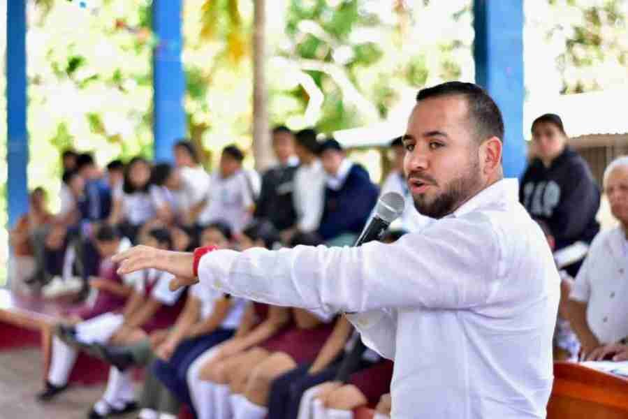 El candidato del PT, Morena y PVEM a diputado local por el Distrito 22, planteó darle continuidad al fortalecimiento de la educación en Michoacán. 