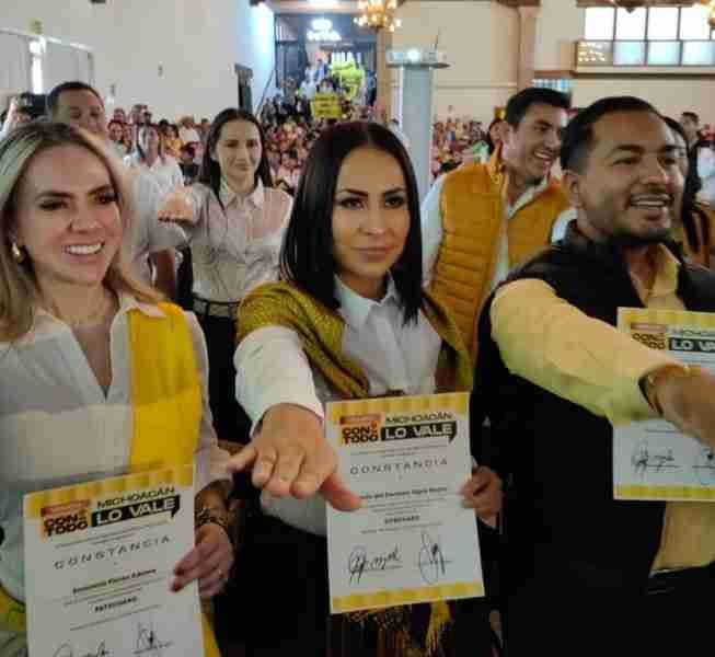 Gloria Tapia, recibe constancia por PRI y PRD como precandidata a la diputación del Distrito de Zitácuaro 