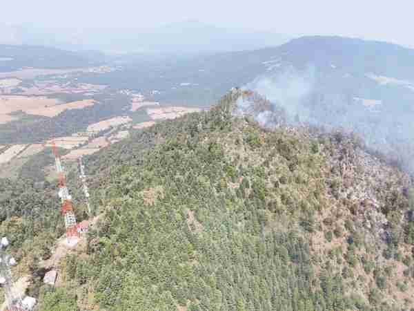 Continúan brigadistas combatiendo incendio forestal en Pátzcuaro 