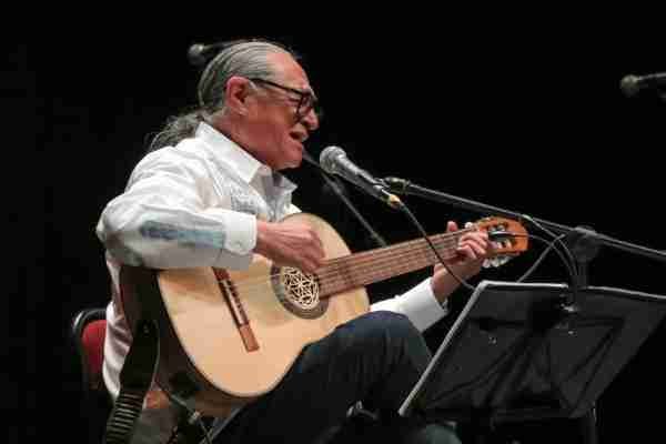 Gabino Palomares le canta al amor y a la izquierda mexicana, en el Melchor Ocampo 