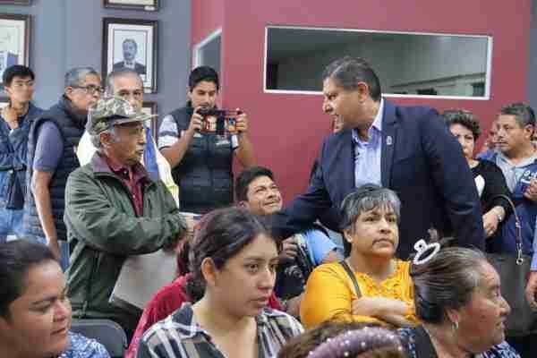 Entrega Nacho Campos 80 escrituras a habitantes de Pedregal de San Miguel 