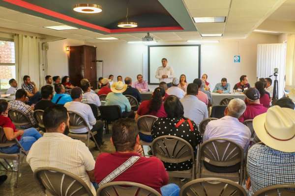 Nacho Campos propone trabajo en equipo para el desarrollo de las comunidades