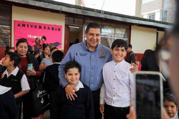 Entrega Nacho Campos módulo de sanitarios en primaria Francisco Villa