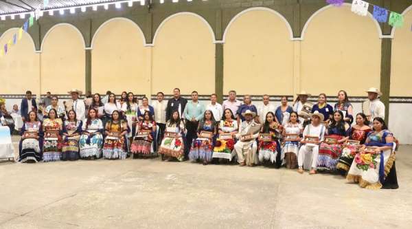 Egresan 25 Licenciados en Educación Preescolar y Primaria de la UPN subcentro Paracho-Aranza