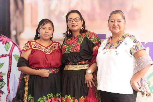 Erendira Isauro gestiona tiendas del pueblo, para beneficio de la economía familiar