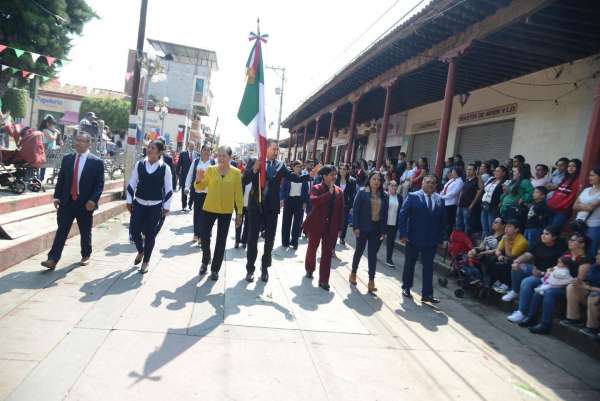 Presidente Municipal Miguel Ramos Encabeza el Desfile del 213 Aniversario de la Independencia en Chilchota