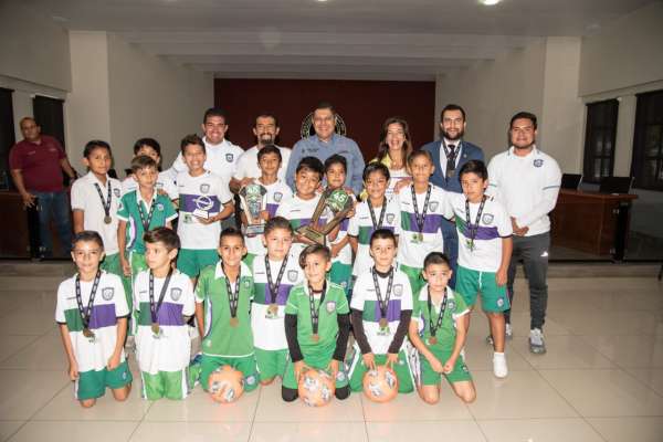 Entrega Nacho Campos reconocimiento al Instituto Santa María por campeonato nacional de fútbol