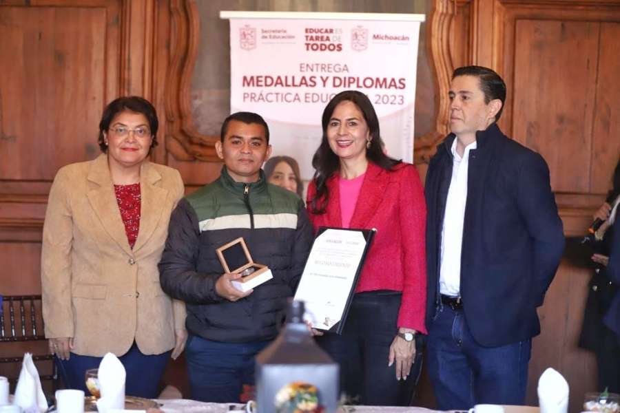 Maestros michoacanos premiados por práctica educativa, gran ejemplo: SEE