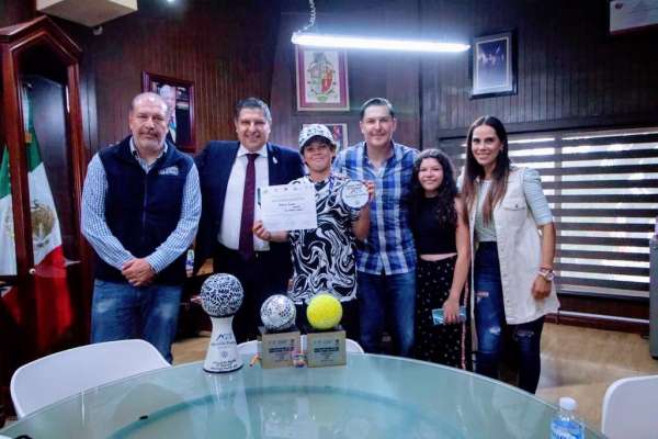 Nacho Campos recibe a Patricio Álvarez Chávez, uruapense promesa del tenis mexicano