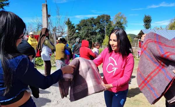 Gloria Tapia continúa con la entrega apoyos a la población del Distrito de Zitácuaro