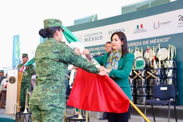 SEE entrega bandas de guerra y banderas para más de 4 mil estudiantes de Uruapan