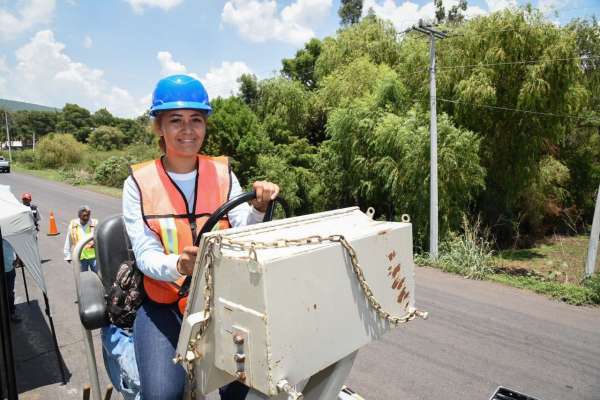 Perla Daniela se la rifa en la reconstrucción de carreteras
