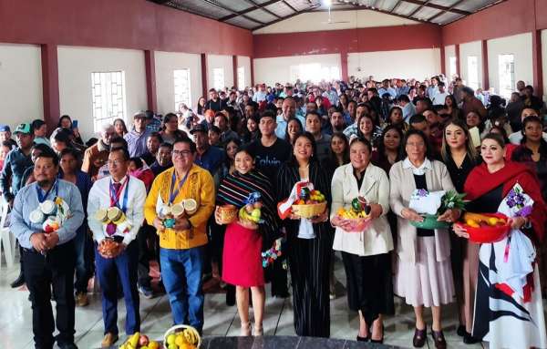 Más de mil 600 parejas se casaron en bodas colectivas al interior de Michoacán
