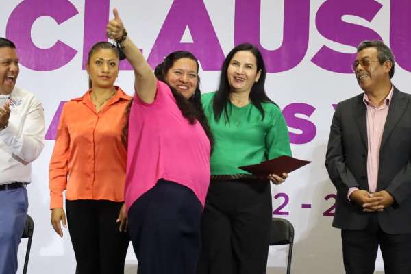 Yadira Ramírez acompaña a graduados de Academias y Cecades