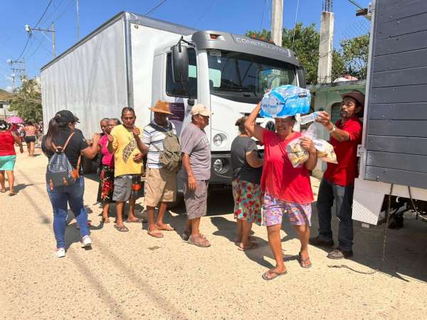 DIF Michoacán entrega ayuda a población de Guerrero afectada por Otis
