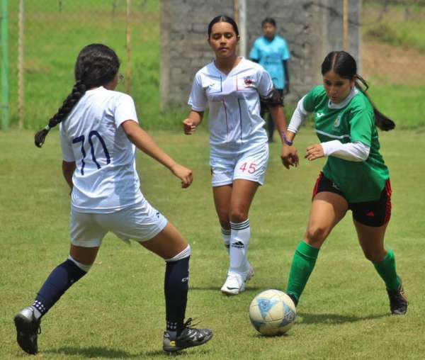 Nacho Campos promueve el futbol femenil