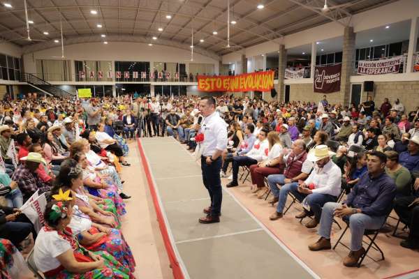 Torres Piña, con el cobijo de sindicatos, alcaldes y diputados rumbo al Senado