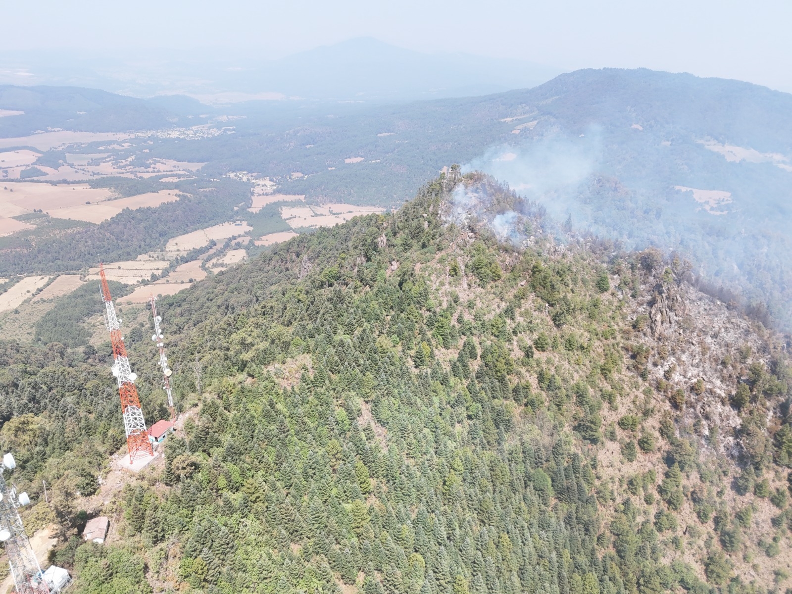 Continúan brigadistas combatiendo incendio forestal en Pátzcuaro