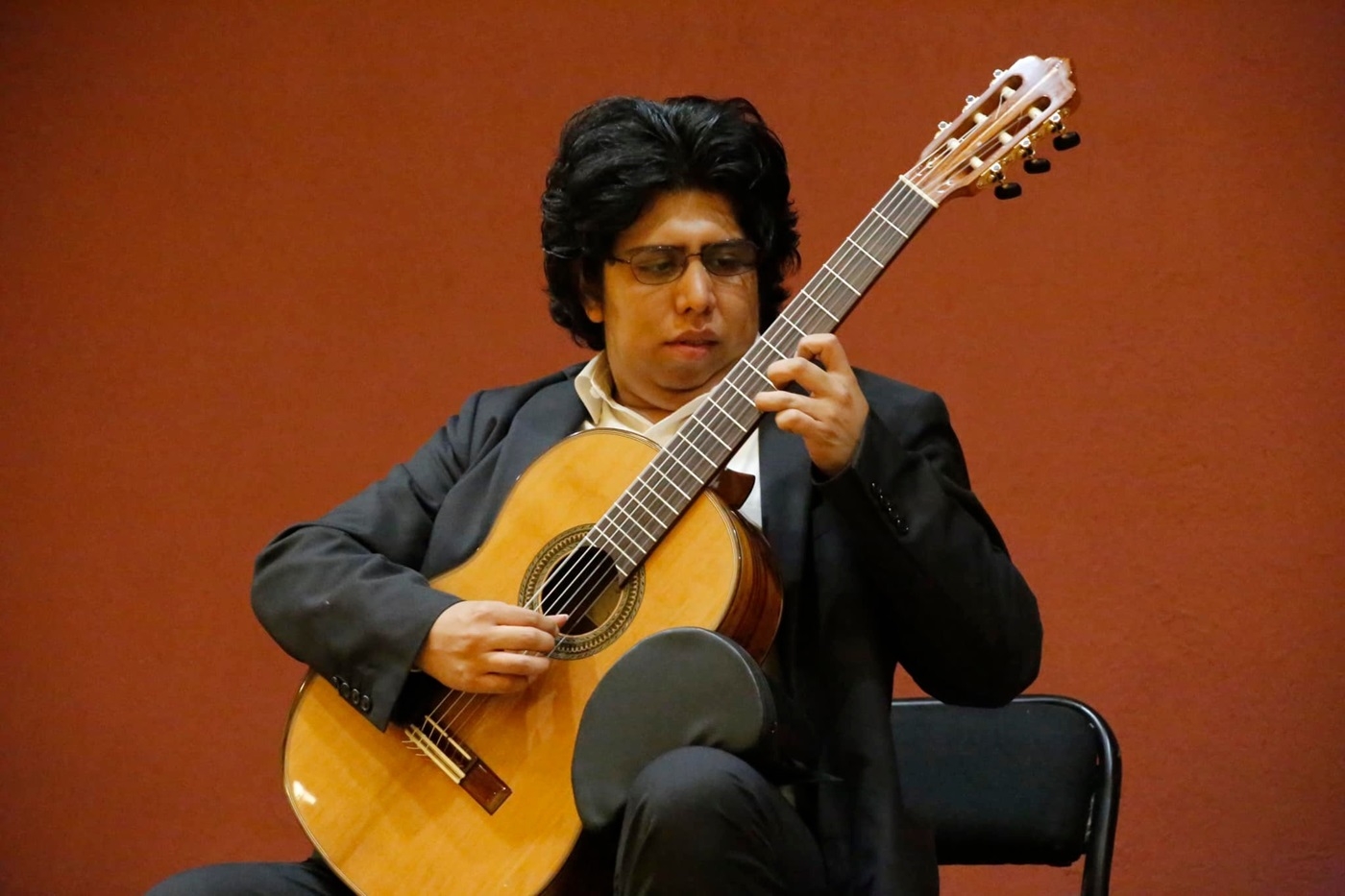Paco Estrada, ofrece extraordinario recital de guitarra clásica del Día de la Madre.